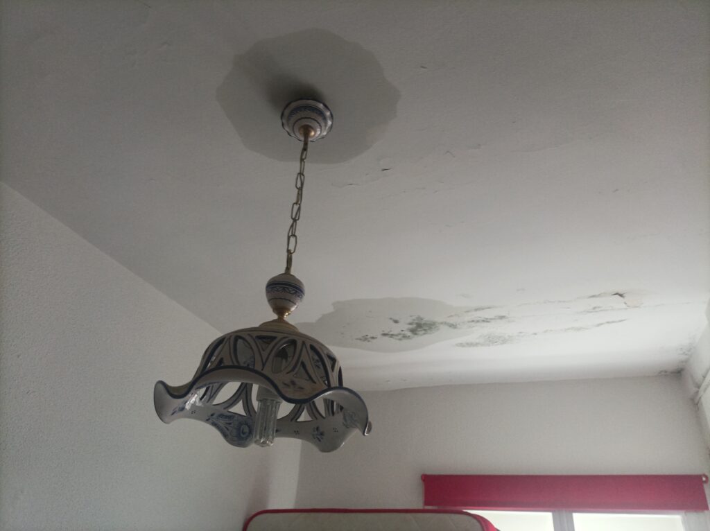 Techo interior con manchas de humedad y moho provocadas por una filtración en Segovia, ejemplo de los daños que puede causar una gotera no reparada a tiempo.